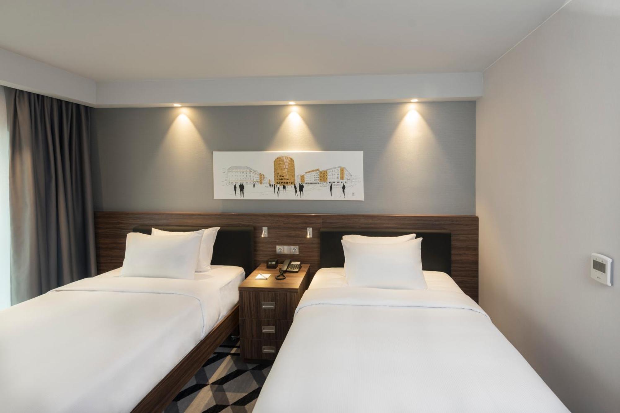 Hotel Hampton By Hilton Poznan Old Town Exterior foto